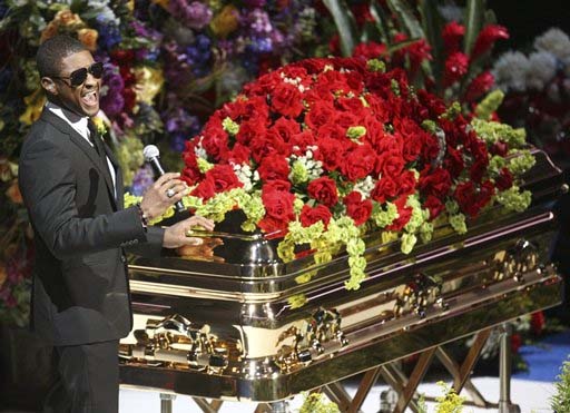 [Usher+Performs+At+Casket.jpg]