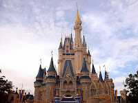 Istana Kerajaan Disneyland - 10 Kerajaan Terbesar Sepanjang Sejarah Di Dunia - www.simbya.blogspot.com