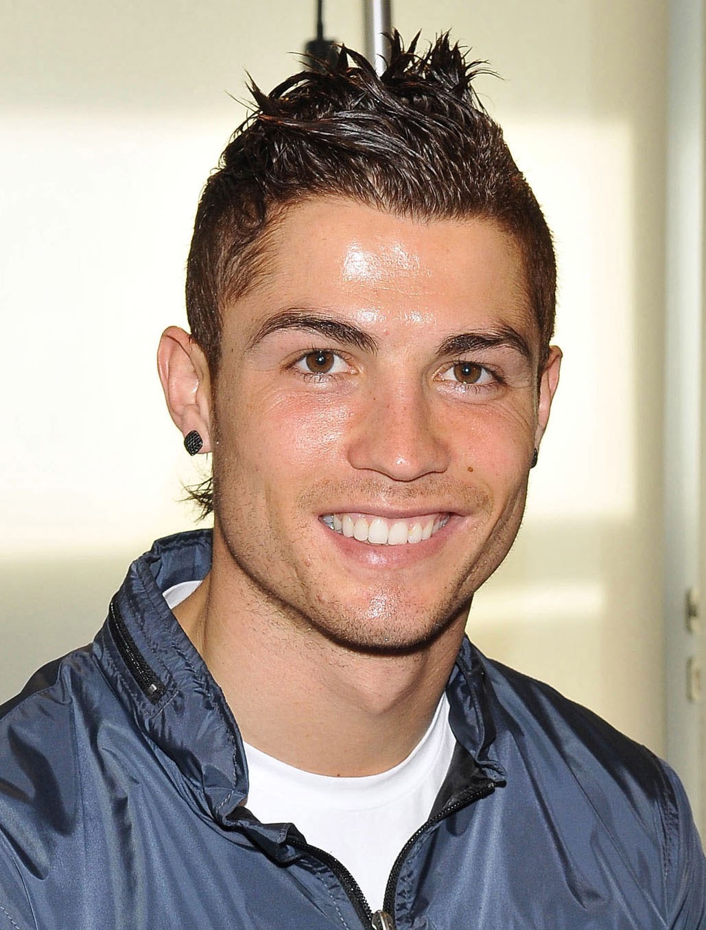 http://4.bp.blogspot.com/_VXkKyOB6TRI/TSJThT0WtoI/AAAAAAAAAD0/Pw9ysu34mZU/s1600/Cristiano+Ronaldo.bmp