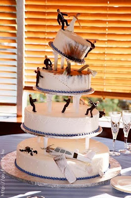 Weird Wedding Cakes - the bride and the groom in the middle of a shootout?