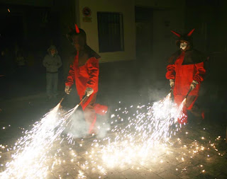 Dimonis tirant a mà al correfoc