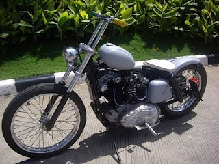 Lihat DKW tercermin melalui tangki dan lampu, sementara Zundapp