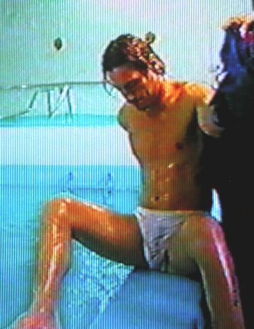 [Tottiescedallapiscina3.JPG]