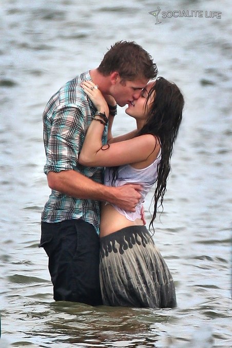 [gallery_main-mileycyrus-liamhemsworth-kiss-film-set-06152009-09-1.jpg]