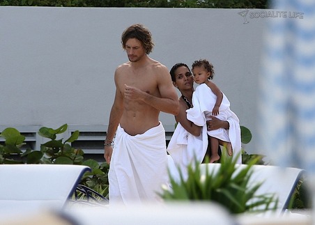 [gallery_main-gabriel-aubrey-family-pool-07072009-07.jpg]