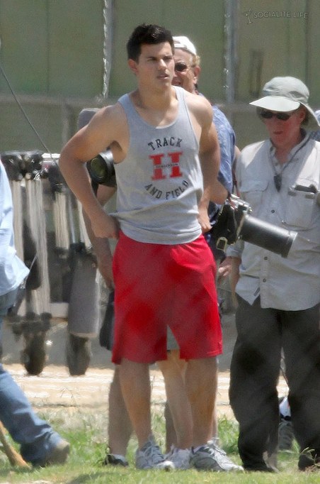 [gallery_main-taylor-lautner-valentines-day-set-track-and-field-2-07302009-15.jpg]