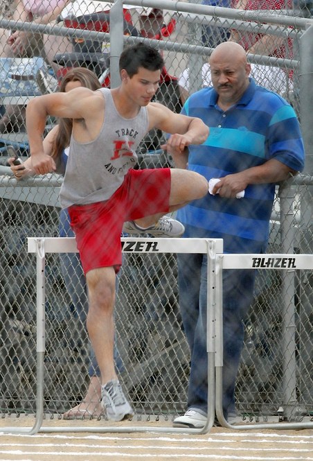[gallery_main-taylor-lautner-valentines-day-set-track-and-field-2-07302009-11.jpg]