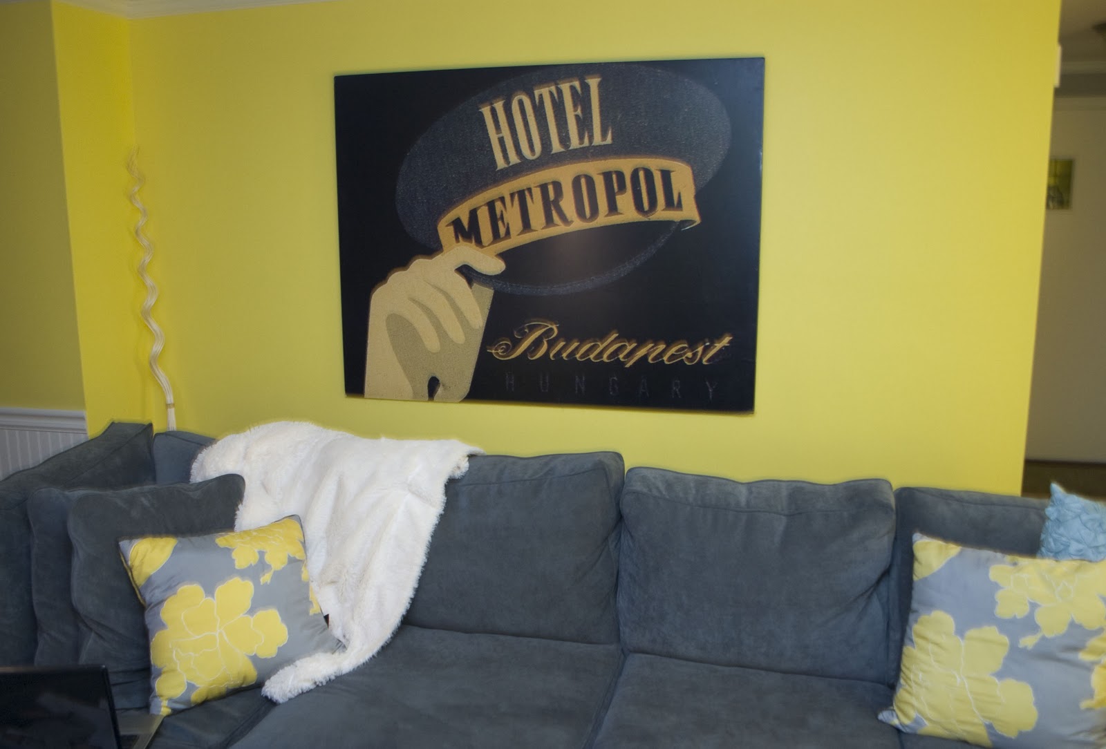 http://4.bp.blogspot.com/_VjmNIFUiVd4/TPNF2D8Ny6I/AAAAAAAAGTE/IJFALSDTILw/s1600/Yellow+Wall+Decor+front3.jpg