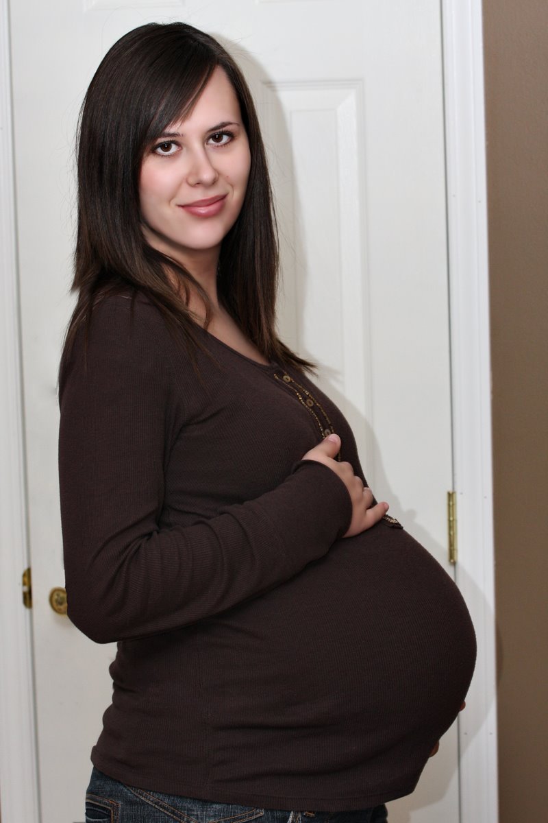 [Emily+prego+with+Jaclyn+small.jpg]