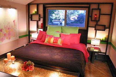 In the interior of all the unexpected: the bed, facing the bed to the window, and the parquet floor, laid on the diagonal, and a glass light box instead of the traditional bedside banquettes, and the crazy combination of colors