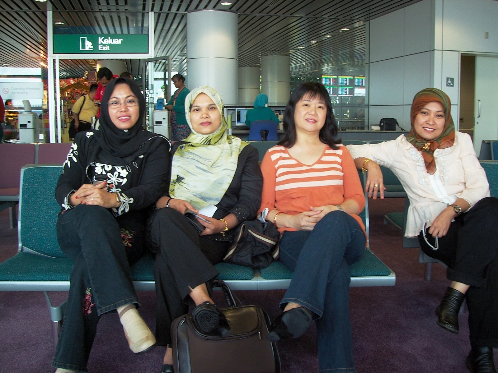 [4+ladies+at+KK+airport.JPG]