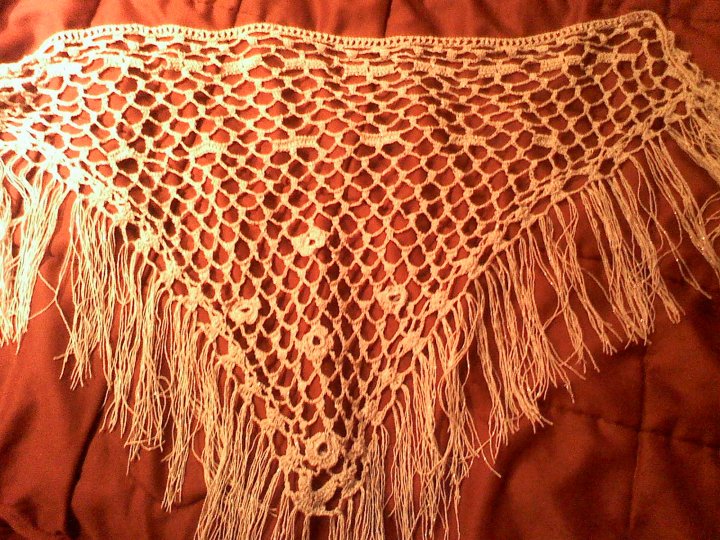 COLOR PLATA, CON DETALLES DE FLORES BORDADAS A CROCHET Y FLECOS