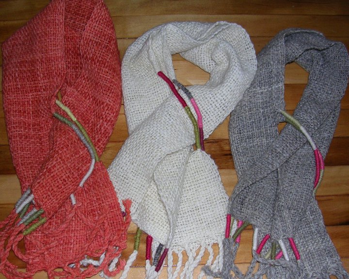 Bufandas pasadas por tiras hechas en el tejido