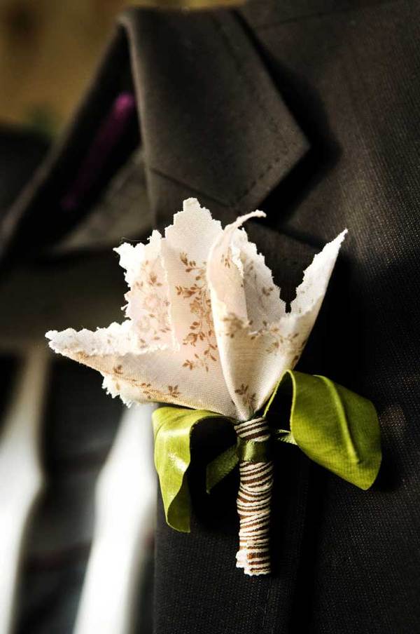 Here are some seasonal doityourself boutonniere ideas from Darcy at Martha