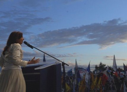 Cristina en el acto del cierre de su campaña en La Matanza.