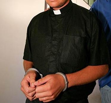 Libertos do Opressor!: Padre é preso tentando subornar funcionários do