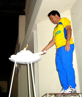Pedro Fernando acende a Pira Olimpica