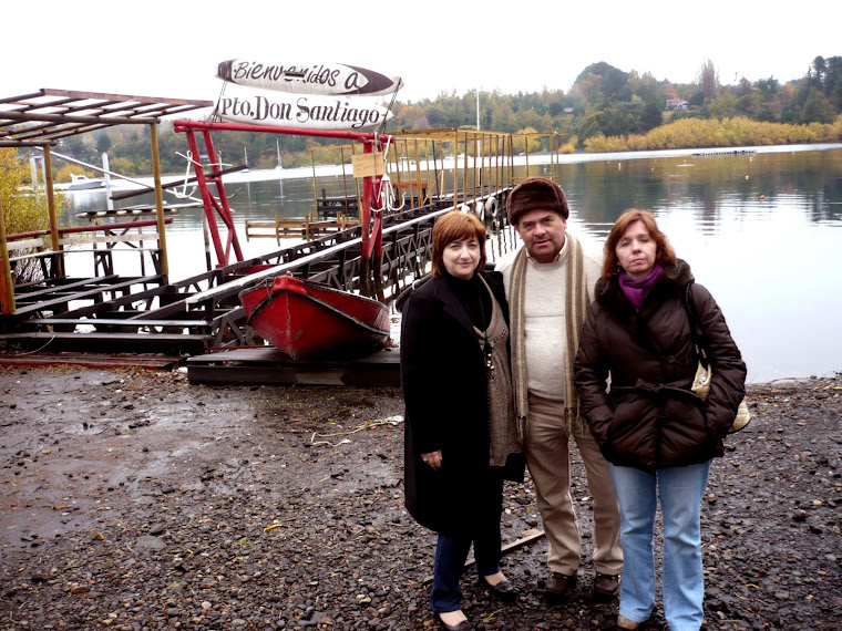 AMIGOS (27). INTERCULTURALIDAD. LAGO VILLA RICA, EN PUCÓN. ESPAÑA-CHILE. UN MACHO Y DOS MAJAS