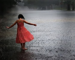 Dançar na chuva quando a chuva vem.