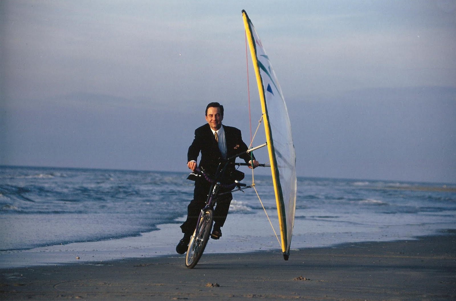http://4.bp.blogspot.com/_W1uU5dZbvQw/SxZyrH1fDYI/AAAAAAAABMg/4xRYjir9Bok/s1600/Pierre-Yves+Gires+en+V%C3%A9lo+%C3%A0+Voile+.jpg