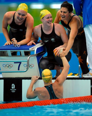Las australianas festejan su triunfo en los relevos 4x200 metros libres