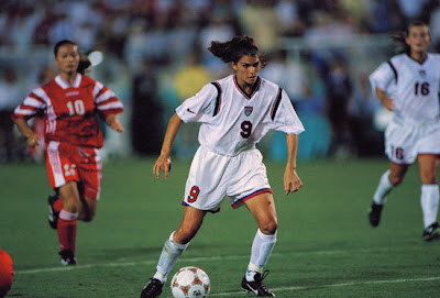 Atlanta 1996 - Fútbol femenino, final entre China y EEUU, Mia Hamm con el balón