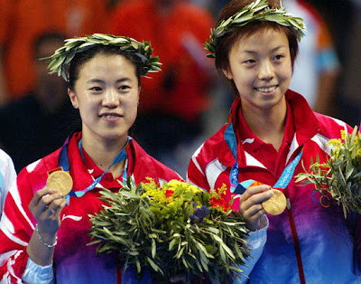 Atenas 2004 - Wang Nan y Zhang Yining, campeonas de dobles en tenis de mesa