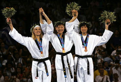 Atenas 2004 - Medallistas en taekwondo (-67 kg), con Luo Wei, Elisavet Mystakidou y Hwang Kyung-Sun