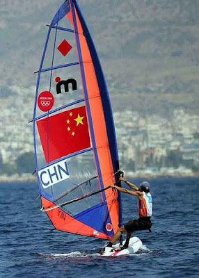 Atenas 2004 - Yin Jian, medalla de plata en la clase mistral de vela