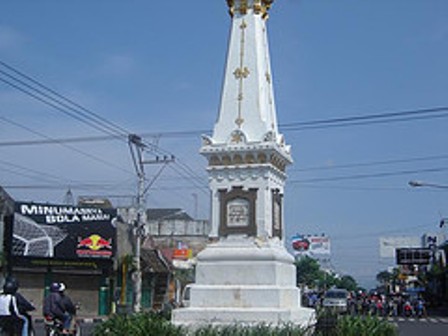 Ini bukan menhir tapi tugu Jogja