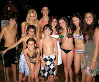 SI SE FIJAN,EN ESTA FOTO ESTA DAVID HENRY Y JAKE T.AUSTIN Y MOISES