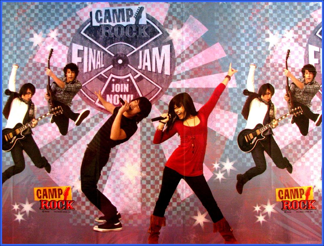 http://4.bp.blogspot.com/_W83VoBYG-sg/Sve31USlZaI/AAAAAAAAAWs/1gDJYLor0EE/S1600-R/CampRockTableCover2.jpg