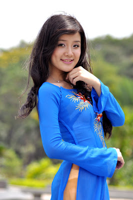 Xuan Mai in Ao Dai