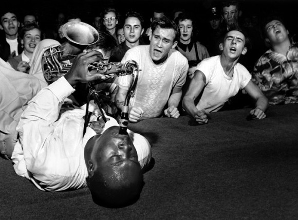 [ Big-Jay-McNeely-playing-on-his-back-Los-Angeles-1951 -580x428.jpg]