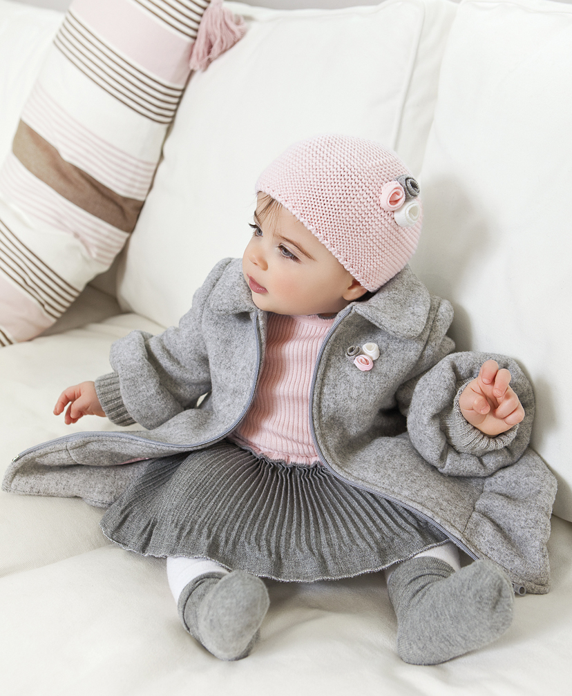 En España tenemos el privilegio de tener grandes marcas de confección de moda infantil, desde diseñadores a gran escala de prendas básicas y moda para bebe, hasta los más reconocidos y cotizados diseñadores de las pasarelas de moda para niños.