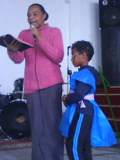 Irmã Jane (professora da escola)pregando para as crianças