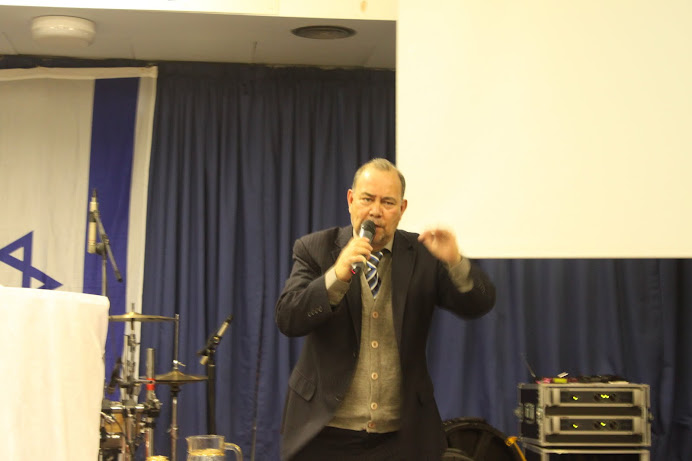 Pastor Paulo Roberto Martins Pregando
