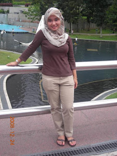 Pin By Mohamadmehat Mehat On Gadis Ayu Girl Hijab Fashion Khaki Pants
