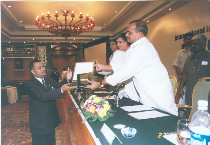 Recieving the Best Security Manager's Award 2002