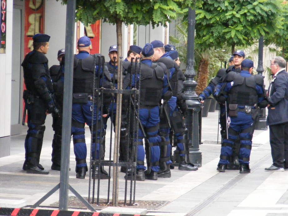 [04+rendőrök+a+szabadság+tér+előtt.JPG]