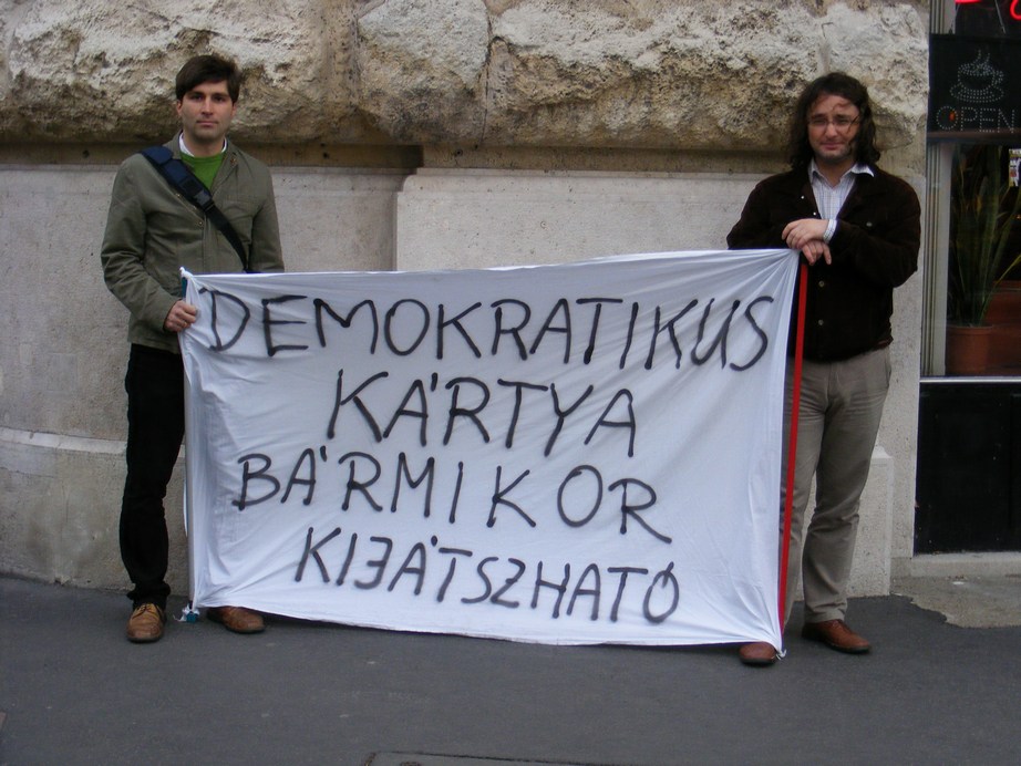 [20+ellentüntető+srácok.JPG]