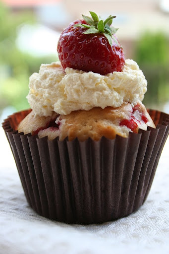 Muffiny z truskawkami i bitą śmietaną