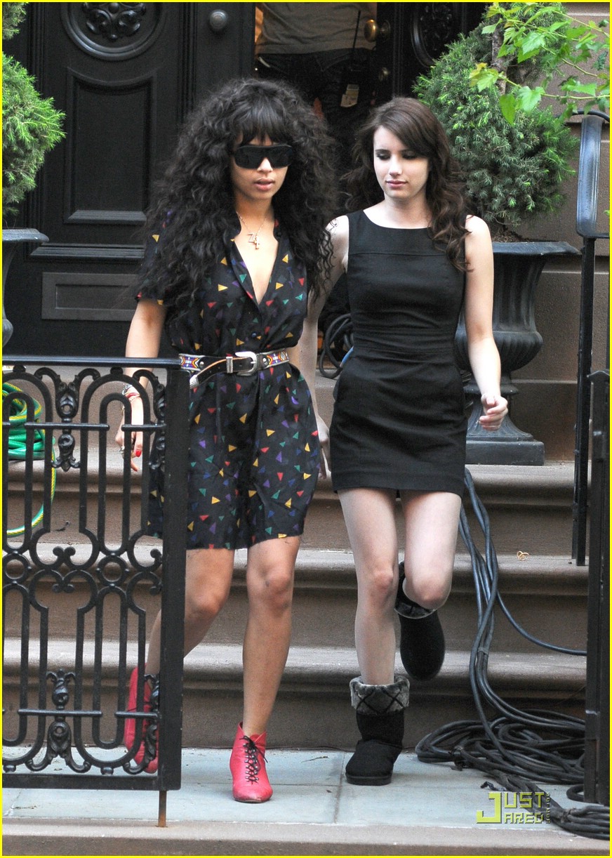 [emma-roberts-lollipop-lover-08.jpg]