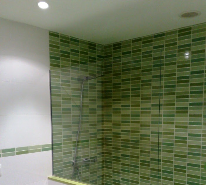 Reforma: baño con azulejo mosaico Kroma Verde & Blanco ~ Reformas Guaita