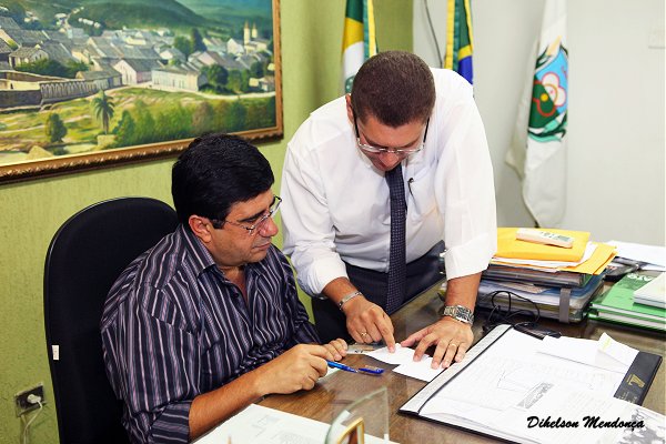 http://4.bp.blogspot.com/_WY3qKeZY6L0/TLGhU1i53II/AAAAAAAATLI/pA847hFZRWk/s1600/Samuel+Araripe+e+Dr.+Cicero.jpg