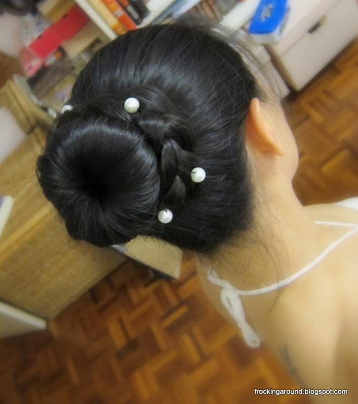 So Loverly CrossPost How to make a sock bun and use it!