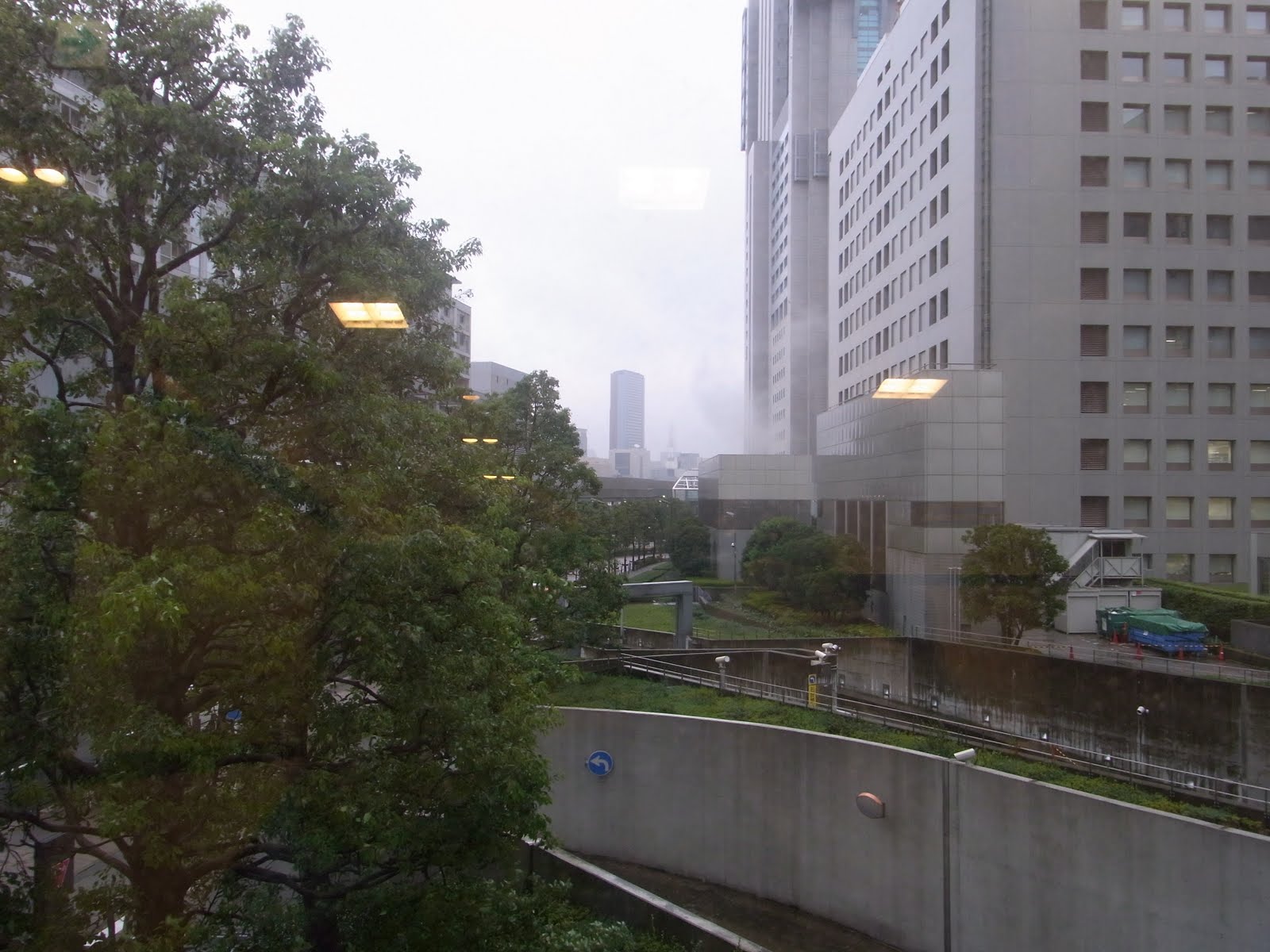 [Tokyo+Tower+in+the+rain.JPG]