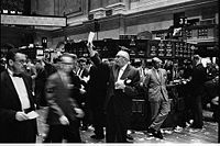 [200px-NY_stock_exchange_traders_floor_LC-U9-10548-6.jpg]