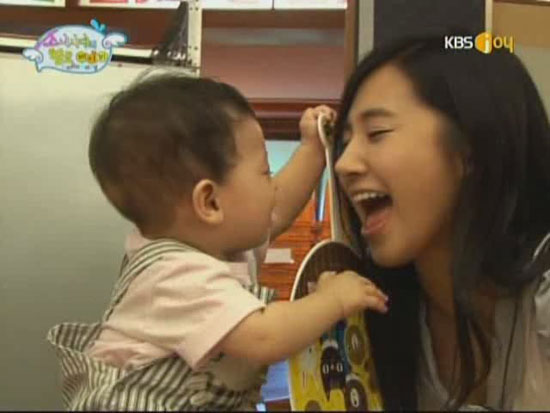 GIRLS' GENERATION: 090825 Yuri Stole Kyungsan Heart at Hello Baby