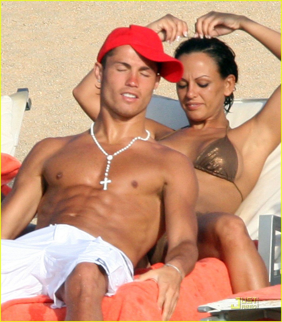 http://4.bp.blogspot.com/_WbdGvN4wy98/TLIrmqaW4JI/AAAAAAAADgE/AM6jRuLDubQ/s1600/cristiano-ronaldo-nereida-gallardo-08.jpg